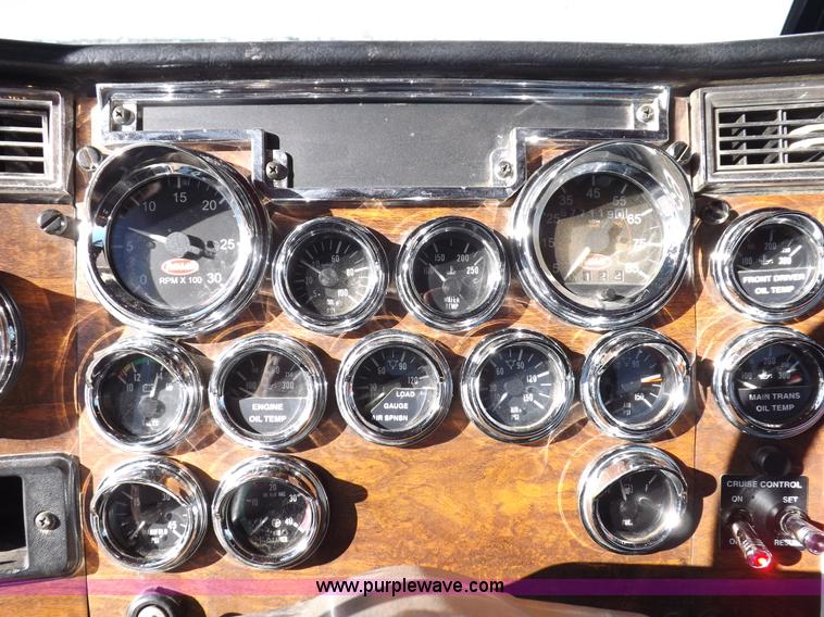 image for item I8291 2000 Peterbilt 385 semi truck