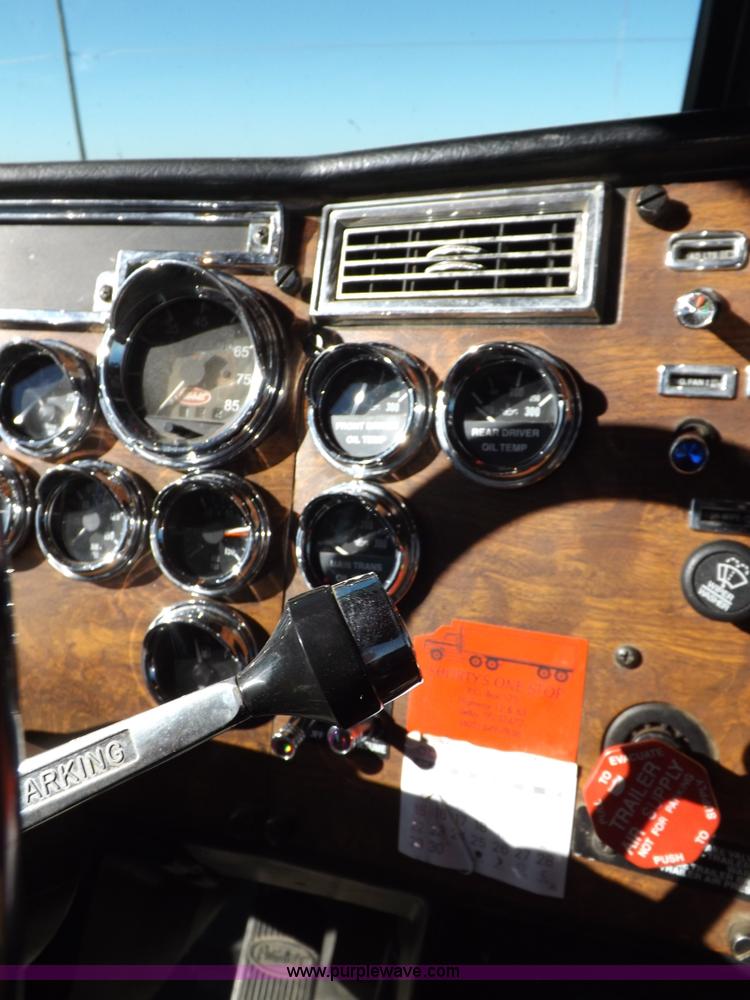 image for item I8291 2000 Peterbilt 385 semi truck