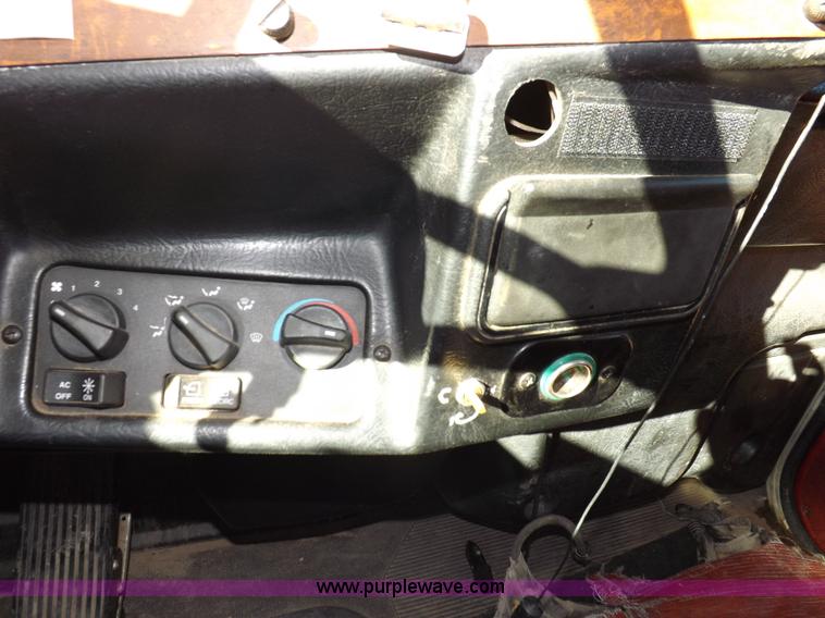 image for item I8291 2000 Peterbilt 385 semi truck