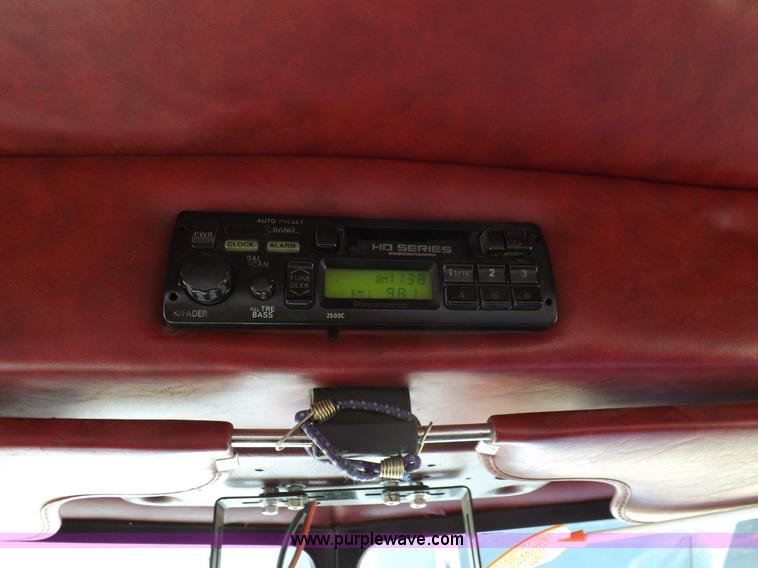 image for item I8291 2000 Peterbilt 385 semi truck