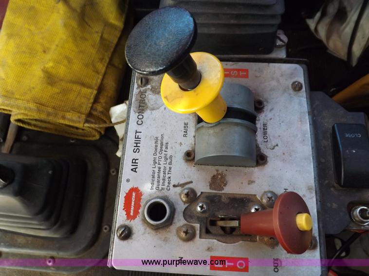 image for item I8291 2000 Peterbilt 385 semi truck