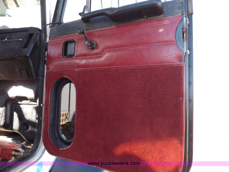 image for item I8291 2000 Peterbilt 385 semi truck