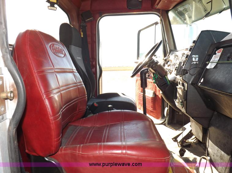 image for item I8291 2000 Peterbilt 385 semi truck