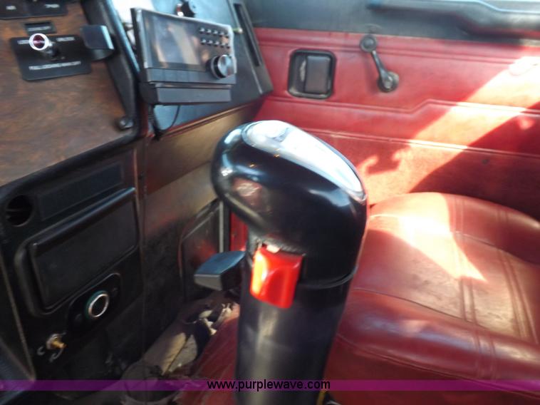 image for item I8291 2000 Peterbilt 385 semi truck