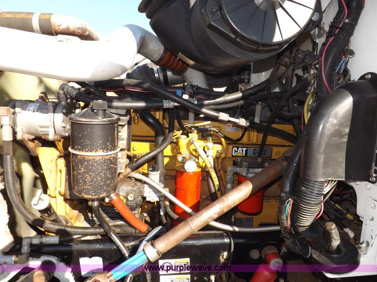 image for item I8291 2000 Peterbilt 385 semi truck