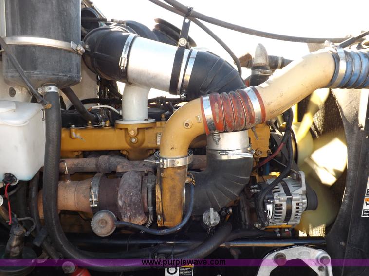 image for item I8291 2000 Peterbilt 385 semi truck