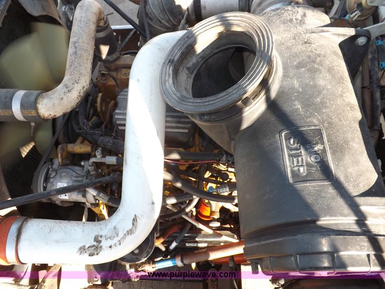 image for item I8291 2000 Peterbilt 385 semi truck