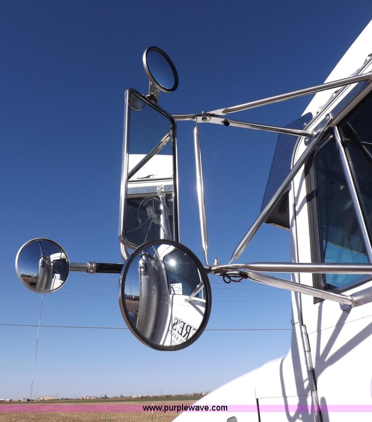 image for item I8291 2000 Peterbilt 385 semi truck