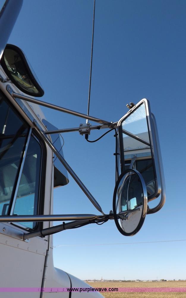 image for item I8291 2000 Peterbilt 385 semi truck