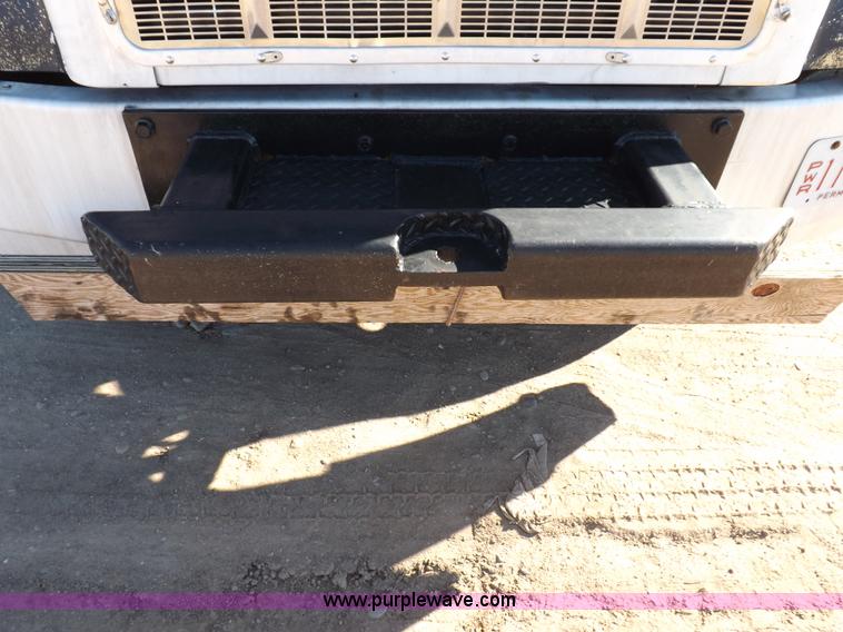 image for item I8291 2000 Peterbilt 385 semi truck