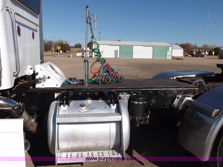 image for item I8291 2000 Peterbilt 385 semi truck