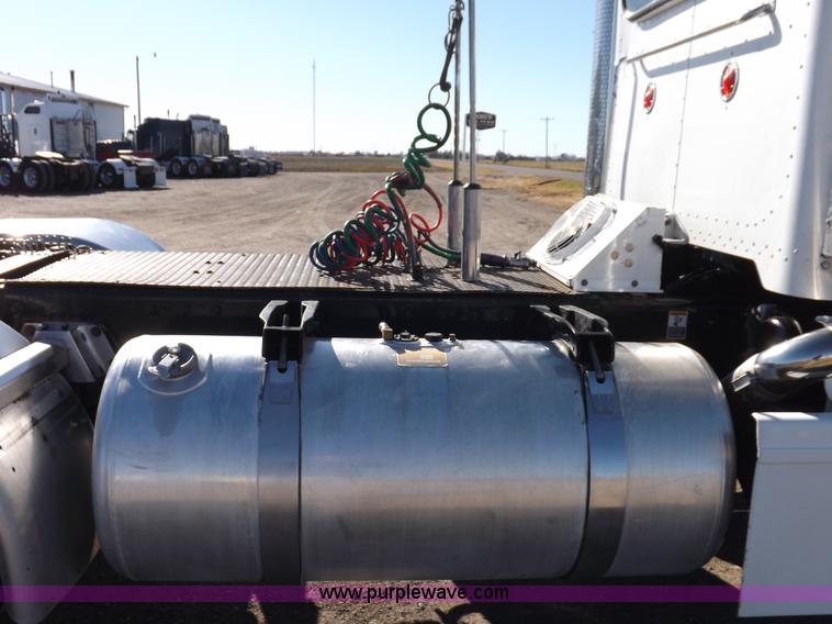 image for item I8291 2000 Peterbilt 385 semi truck