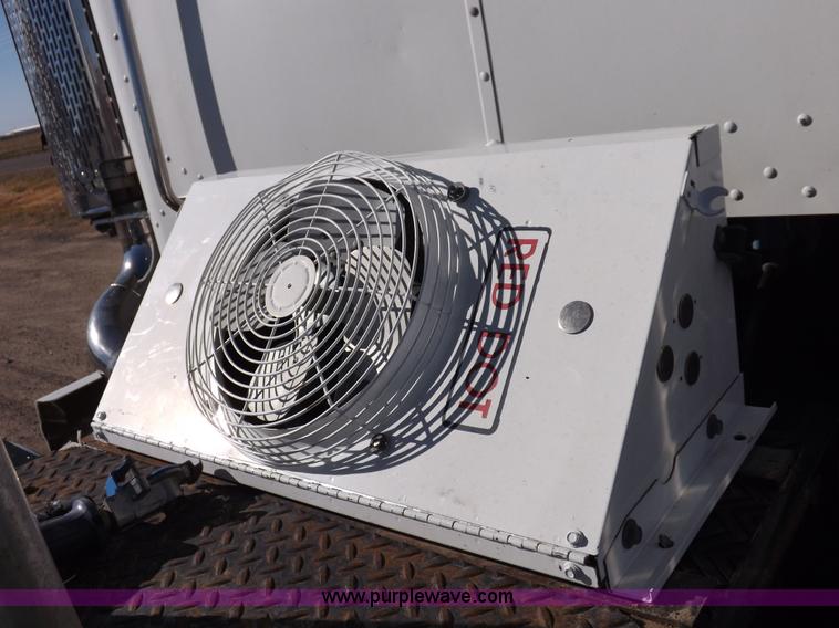 image for item I8291 2000 Peterbilt 385 semi truck