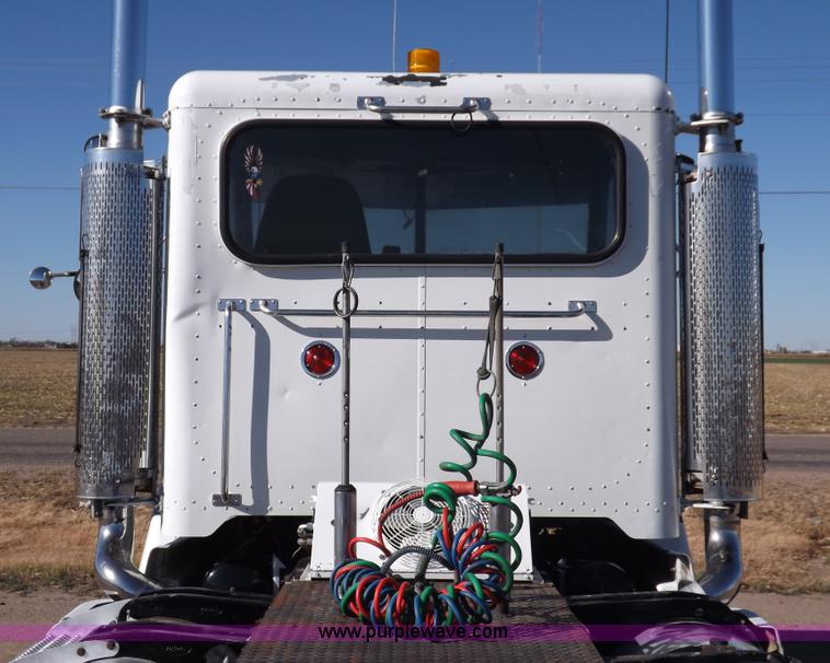 image for item I8291 2000 Peterbilt 385 semi truck