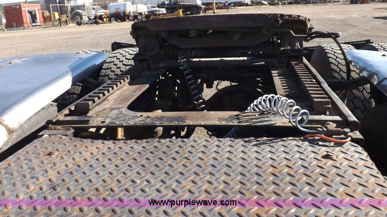 image for item I8291 2000 Peterbilt 385 semi truck