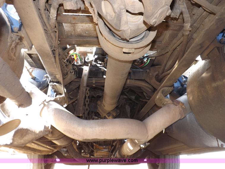 image for item I8291 2000 Peterbilt 385 semi truck