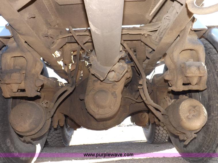 image for item I8291 2000 Peterbilt 385 semi truck