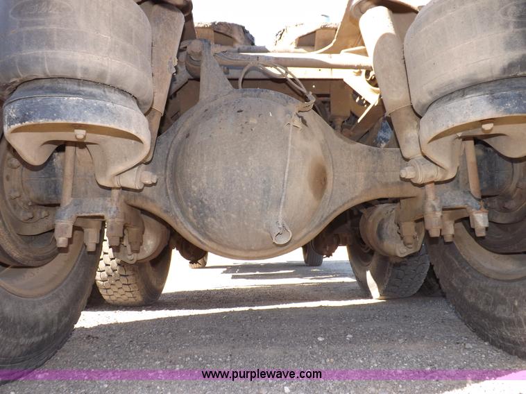 image for item I8291 2000 Peterbilt 385 semi truck