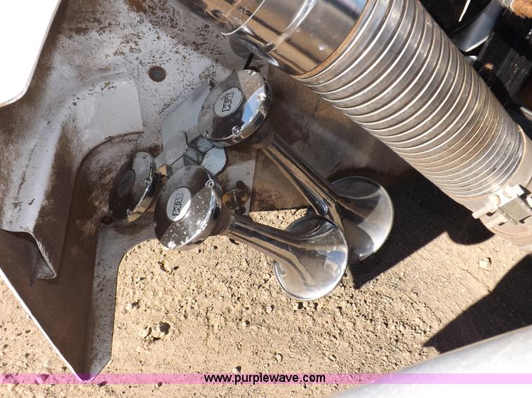 image for item I8291 2000 Peterbilt 385 semi truck