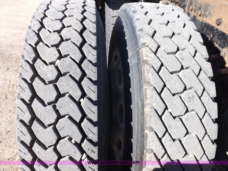 image for item I8291 2000 Peterbilt 385 semi truck