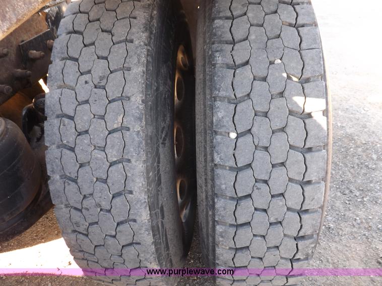 image for item I8291 2000 Peterbilt 385 semi truck