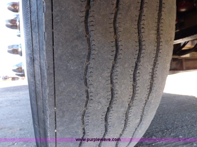 image for item I8291 2000 Peterbilt 385 semi truck