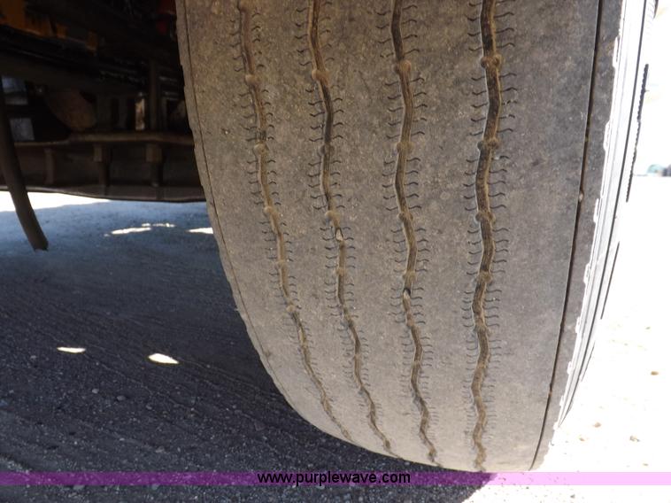 image for item I8291 2000 Peterbilt 385 semi truck