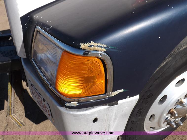 image for item I8291 2000 Peterbilt 385 semi truck