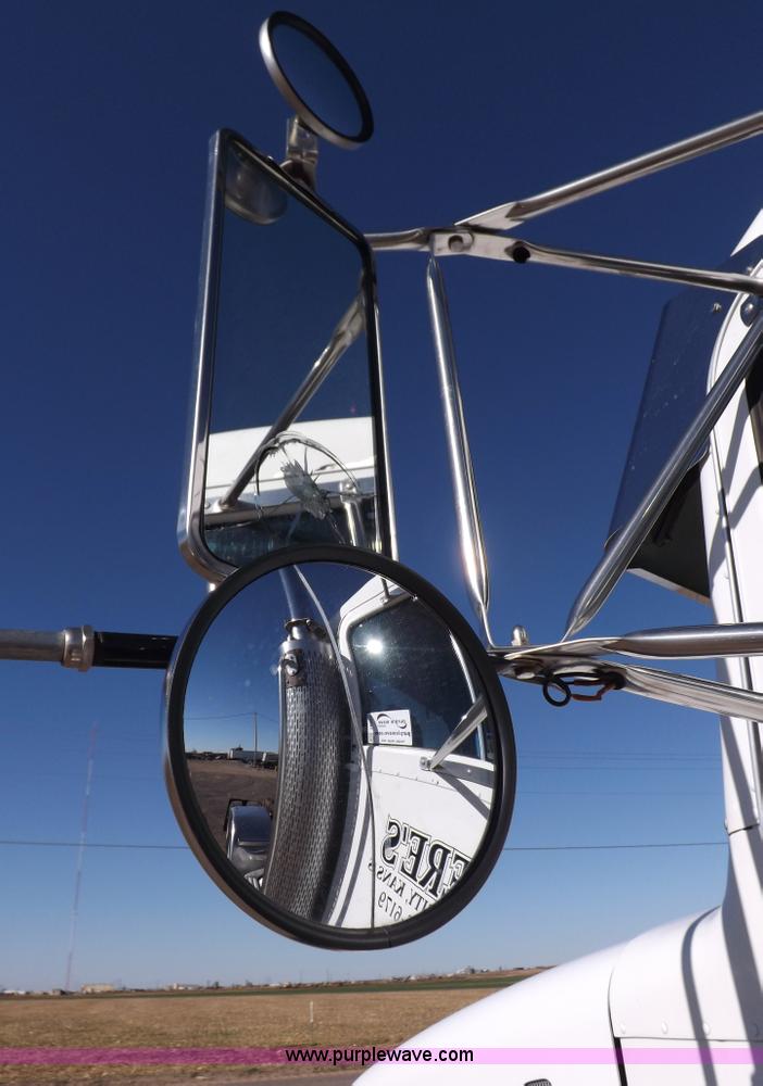 image for item I8291 2000 Peterbilt 385 semi truck