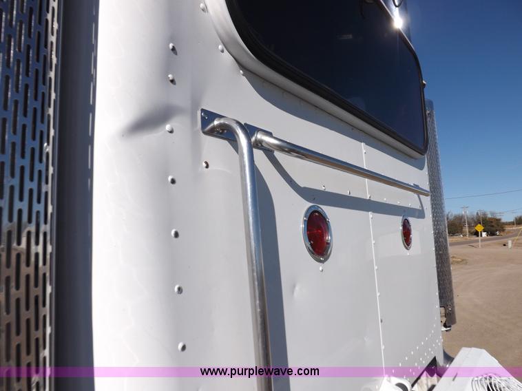 image for item I8291 2000 Peterbilt 385 semi truck