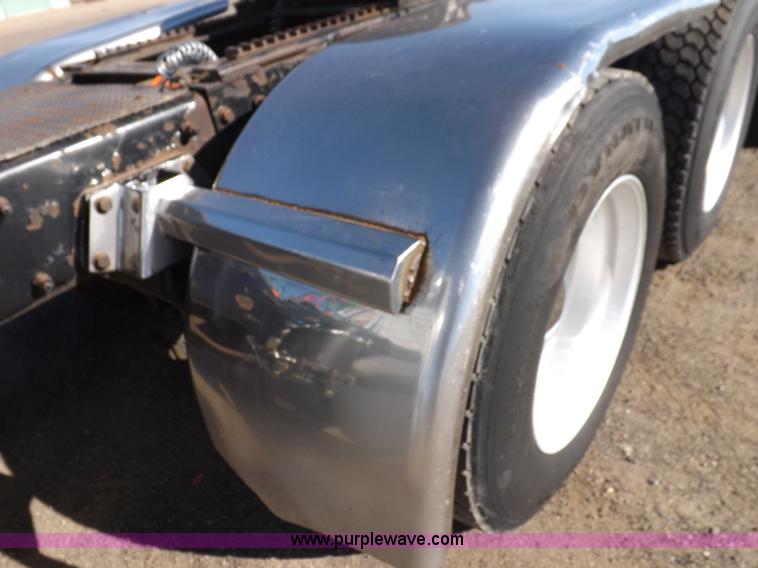 image for item I8291 2000 Peterbilt 385 semi truck