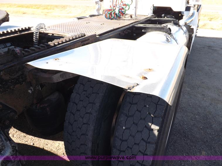 image for item I8291 2000 Peterbilt 385 semi truck