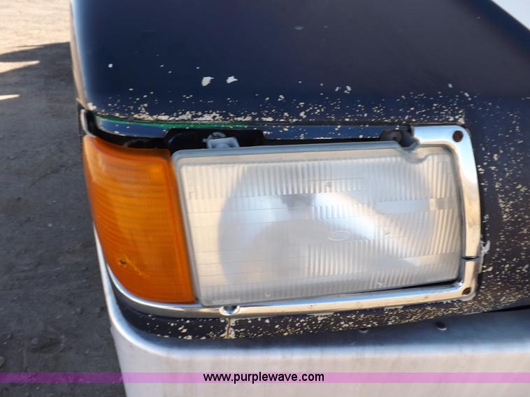 image for item I8291 2000 Peterbilt 385 semi truck