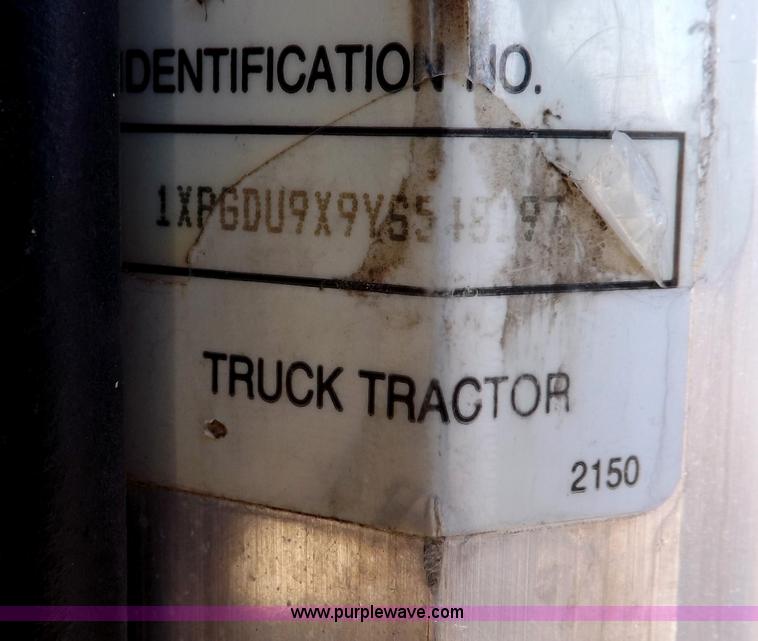 image for item I8291 2000 Peterbilt 385 semi truck