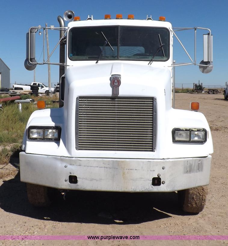 image for item I8476 1992 Kenworth semi truck