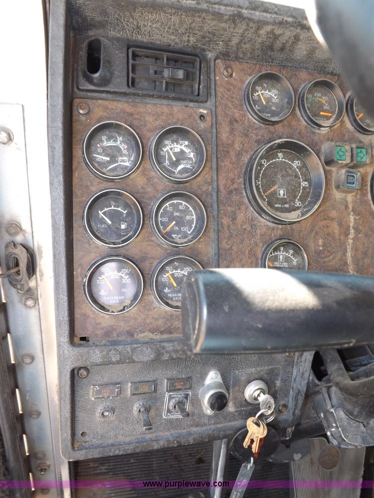 image for item I8476 1992 Kenworth semi truck