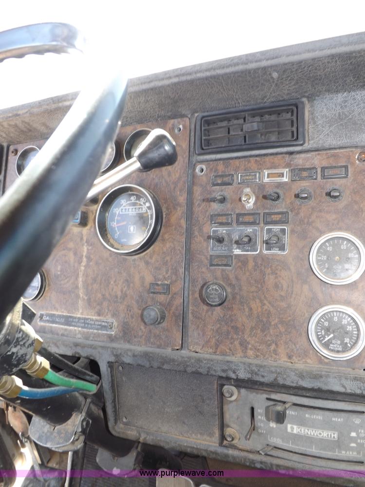 image for item I8476 1992 Kenworth semi truck