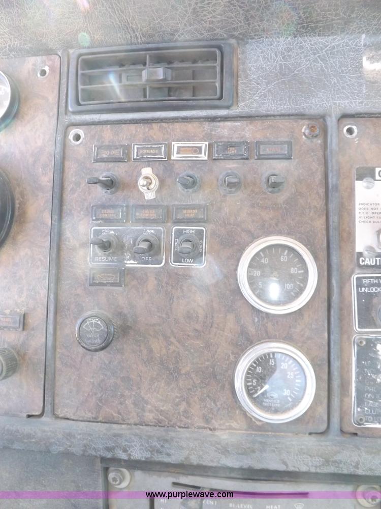 image for item I8476 1992 Kenworth semi truck