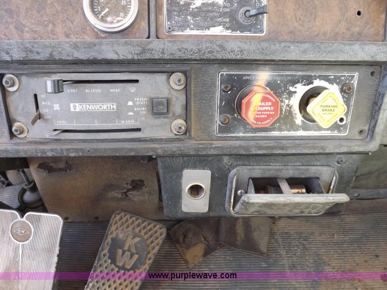 image for item I8476 1992 Kenworth semi truck