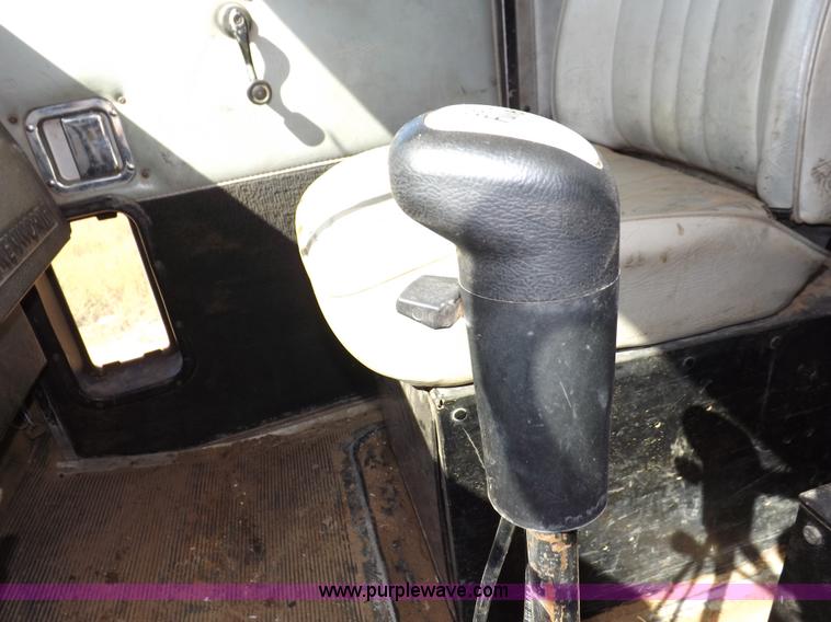 image for item I8476 1992 Kenworth semi truck