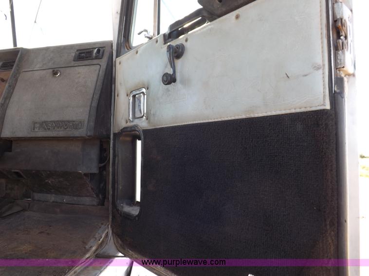 image for item I8476 1992 Kenworth semi truck