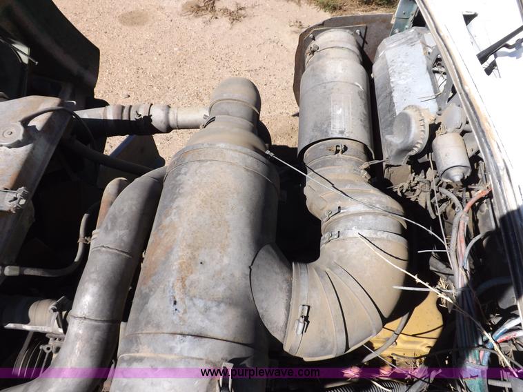 image for item I8476 1992 Kenworth semi truck