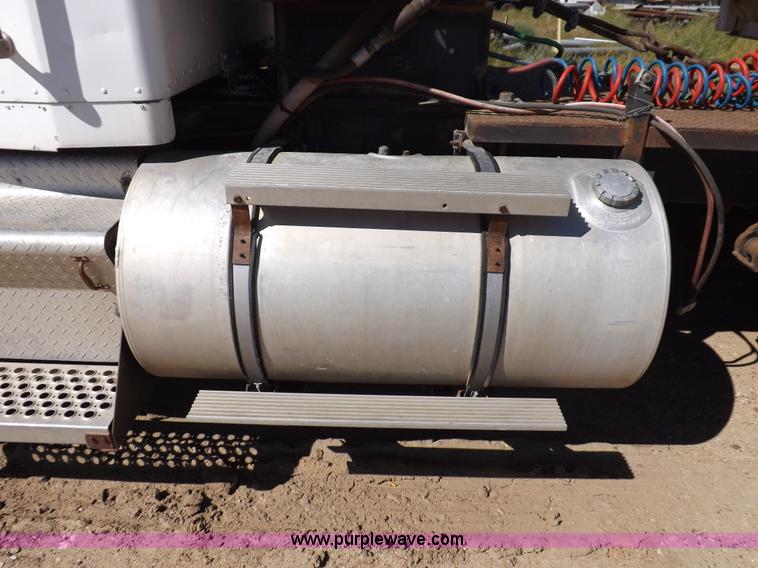 image for item I8476 1992 Kenworth semi truck