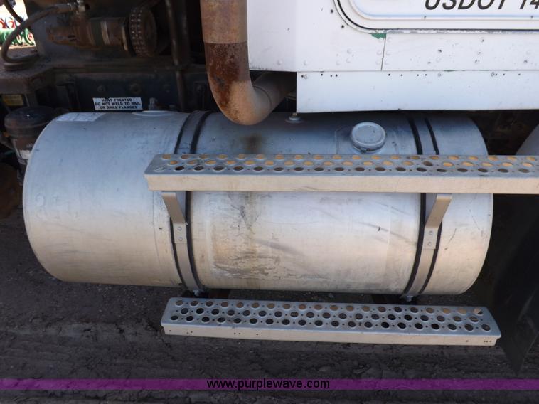 image for item I8476 1992 Kenworth semi truck