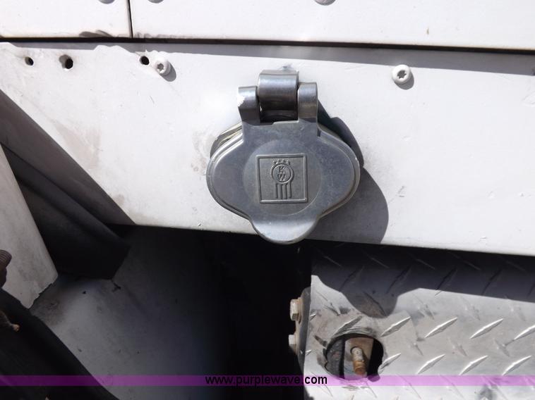 image for item I8476 1992 Kenworth semi truck