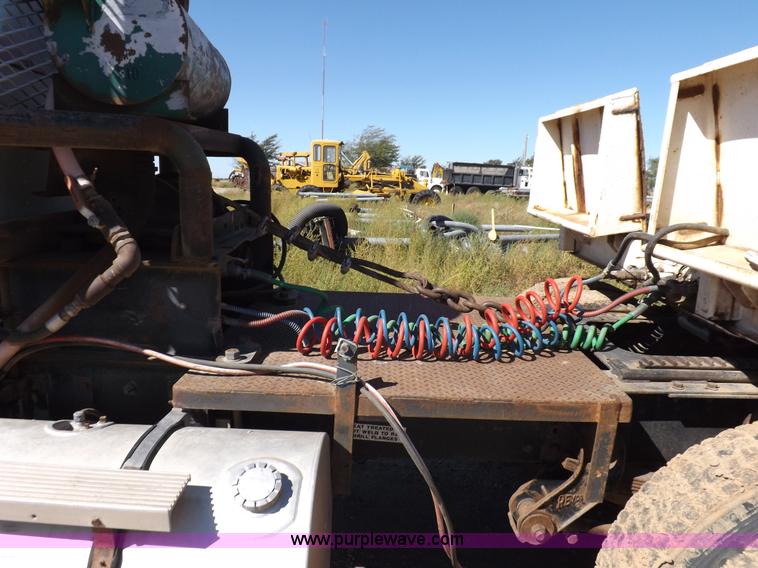 image for item I8476 1992 Kenworth semi truck