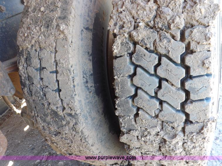 image for item I8476 1992 Kenworth semi truck