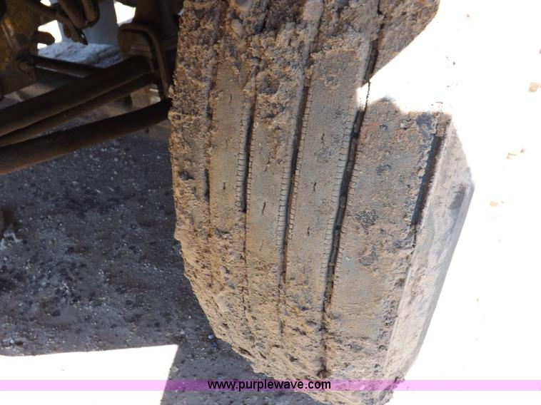 image for item I8476 1992 Kenworth semi truck