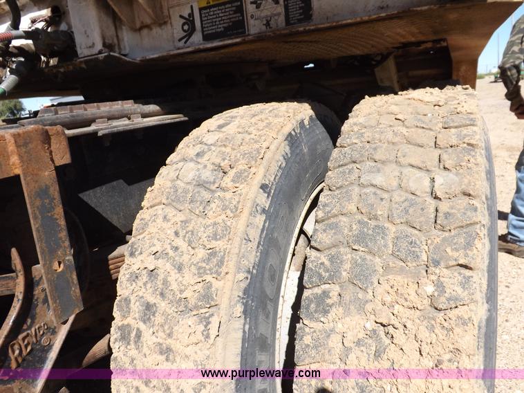 image for item I8476 1992 Kenworth semi truck