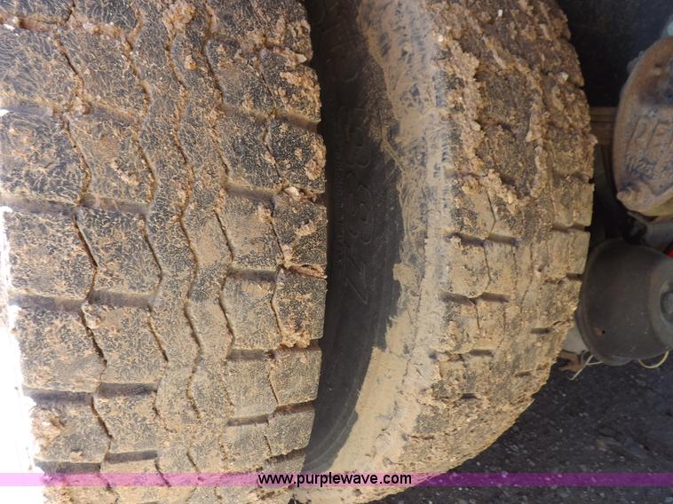 image for item I8476 1992 Kenworth semi truck